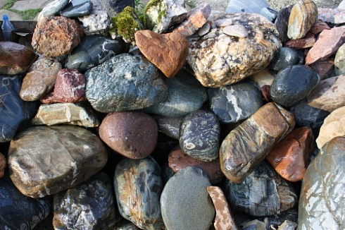 Kamenclub.ru: Ландшафтные валунчики фр.100-500 мм.  купить в Петрозаводске крупный природный камень серый, темно-серый, светло-серый речной валун крупный 4800 руб/т   фото КАМЕНЬ КЛУБ