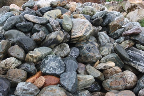 Kamenclub.ru: Ландшафтные валунчики фр.100-500 мм.  купить в Петрозаводске крупный природный камень серый, темно-серый, светло-серый речной валун крупный 4800 руб/т   фото КАМЕНЬ КЛУБ