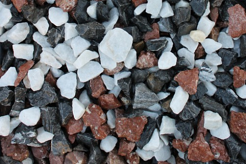 Kamenclub.ru: Мраморная крошка (щебень крошка микс : белый-черный-розовый) фр. 3-5 мм.  купить в Петрозаводске мрамор белый, черный, розовый, разноцветный мраморная каменная крошка декорвтивная 12000 руб/т   фото КАМЕНЬ КЛУБ