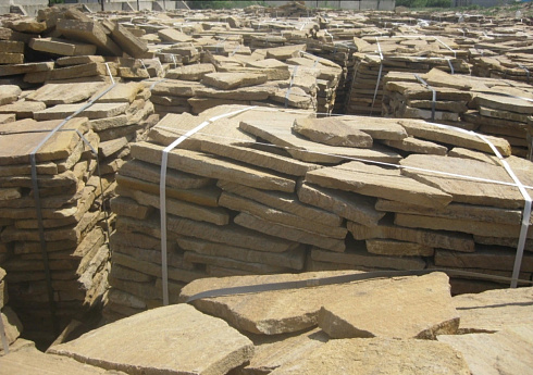 Kamenclub.ru: Песчаник пластушка желтый с рисунком (3 см)  купить в Петрозаводске песчаник желтый с рисунком, рыжий, желтый песчаник пластушка ландшафтная рваная 8 500 руб/м3   фото КАМЕНЬ КЛУБ