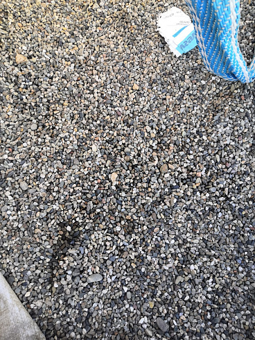Kamenclub.ru: Галька речная окат (серая) фр.3-5 мм купить  в Петрозаводске галька речная серая бежевый темно-серый окатанный речной камень округлый 9500 руб/т   фото КАМЕНЬ КЛУБ