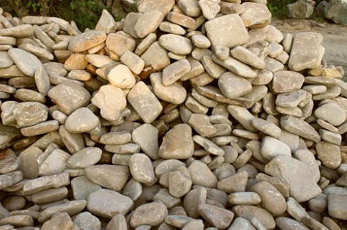 Kamenclub.ru: Песчаник для мощения дорожек, площадок, парковок ( фр 5-10 см)  купить в Петрозаводске песчаник  серый желтый коричневый рыжий песчаник оголтованный окатанный 6500 руб/т   фото КАМЕНЬ КЛУБ