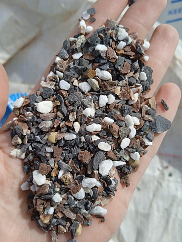 Kamenclub.ru: Мраморная крошка (щебень крошка микс: белый-зеленый-розовый) фр. 5-10 мм  купить в Петрозаводске мрамор белый, зеленый, розовый, разноцветный, молочный декоративная ландшафтная мраморная крошка 9500 руб/т   фото КАМЕНЬ КЛУБ