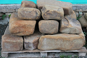 Kamenclub.ru: Песчаник для строительства и кладки (фр. 200-400 мм)  купить в Петрозаводске песчаник бежевый серый рыжий желтый блоки для строительства из песчаника 6500 руб/т   фото КАМЕНЬ КЛУБ