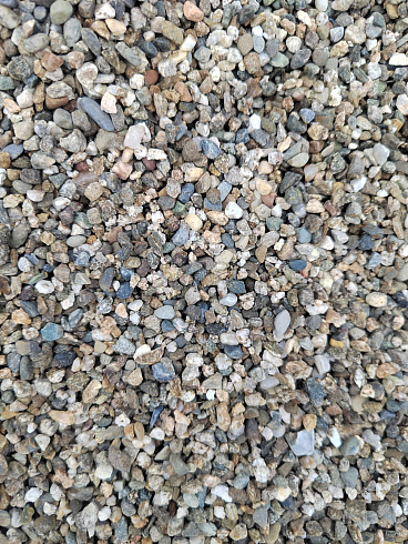 Kamenclub.ru: Галька речная окат (серая) фр.3-5 мм купить  в Петрозаводске галька речная серая бежевый темно-серый окатанный речной камень округлый 9500 руб/т   фото КАМЕНЬ КЛУБ