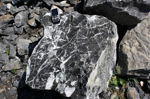 Kamenclub.ru: Черный мрамор скальник фр. 1000-1500 мм.  купить в Петрозаводске мрамор черный белый серый крупный колотый валун ландшафтный 9000 руб/т   фото КАМЕНЬ КЛУБ