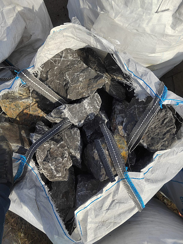 Kamenclub.ru: Черный мрамор скальник фр. 100-500 мм.  купить в Петрозаводске мрамор черный белый серый крупный колотый валун ландшафтный 8500 руб/т   фото КАМЕНЬ КЛУБ