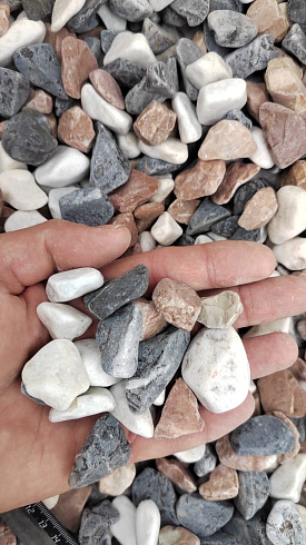 Kamenclub.ru: Мраморная крошка (щебень галтованный микс:белый-зеленый-розовый) фр.20-40 мм.  купить в Петрозаводске мрамор белый, зеленый, розовый мрамор декоративный (галтовка) 15500 руб/т   фото КАМЕНЬ КЛУБ