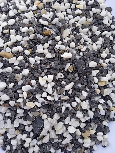 Kamenclub.ru: Мраморная крошка (щебень галтованный микс:: белый-черный) фр.5-10 мм  купить в Петрозаводске мрамор белый, черный, молочный, серый галтовка мраморная окатанная декоративная ландшафтная 15500 руб/т   фото КАМЕНЬ КЛУБ