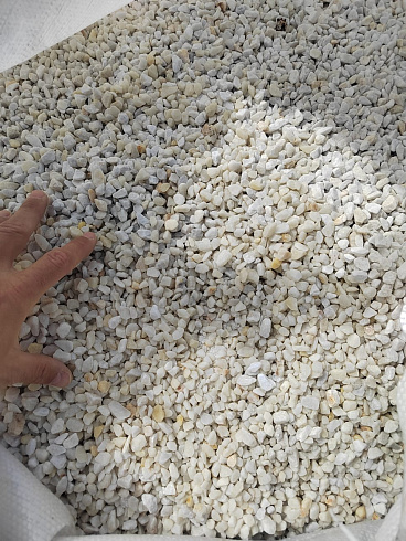 Kamenclub.ru: Мраморная крошка, щебень, цвет-белый, фр. 5-10 мм.  купить в Петрозаводске мрамор белый, айвори, молочный мраморная каменная крошка ландшафтная 12000 руб/т   фото КАМЕНЬ КЛУБ