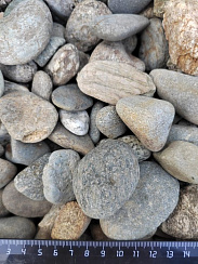 Kamenclub.ru: Галька речная окат (серая) фр.40-60 мм купить  в Петрозаводске галька речная серый бежевый рыжий коричневый округлый речной камень 5000 руб/т   фото КАМЕНЬ КЛУБ