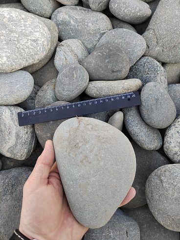 Kamenclub.ru: Галька речная плоская (серо-белая) фр. 70-120 мм. купить  в Петрозаводске галька галечник речной серый, белый окатанная плоская  природная галька 9000 руб/т   фото КАМЕНЬ КЛУБ