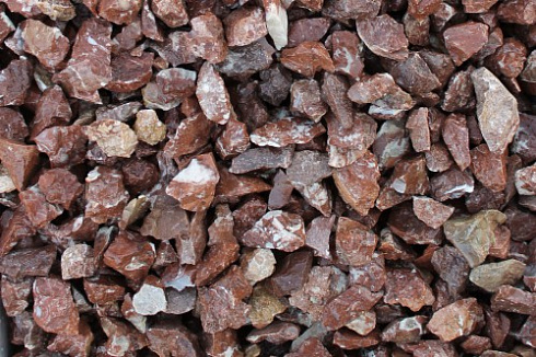 Kamenclub.ru: Мраморная крошка (щебень крошка розовый) фр. 3-5 мм.  купить в Петрозаводске мрамор розовый, красный декоративная ландшафтная мраморная крошка 11500 руб/т   фото КАМЕНЬ КЛУБ