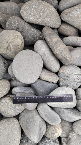 Kamenclub.ru: Галька речная окат (темно-серая) фр. 70-150 мм. купить  в Петрозаводске галька речная темно-серая, синяя, серая речная галька округлая  8000 руб/т   фото КАМЕНЬ КЛУБ