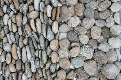 Kamenclub.ru: Галька речная плоская (серо-белая) фр. 70-120 мм. купить  в Петрозаводске галька галечник речной серый, белый окатанная плоская  природная галька 9000 руб/т   фото КАМЕНЬ КЛУБ