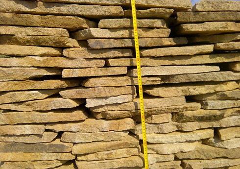 Kamenclub.ru: Песчаник пластушка желтый с разводом под дерево (2 см)  купить в Петрозаводске плитняк желтый с разводами, желтый, рыжий, серый песчаник пластушка рваная ландшафтная 11 000 руб/м3   фото КАМЕНЬ КЛУБ