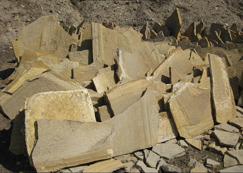 Kamenclub.ru: Форматный камень (плаха) пошаговая дорожка от 70-150 см (4 -12 см)  купить в Петрозаводске плитняк  форматный плаха желтый песчаник 9 000 руб/т   фото КАМЕНЬ КЛУБ