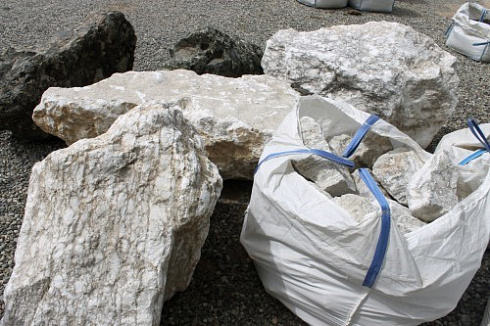 Kamenclub.ru: Мраморизированный известняк фр. 100-500 мм.  купить в Петрозаводске известняк серый белый темно-серый сероватый валун природного образования окатанный 10500 руб/т   фото КАМЕНЬ КЛУБ