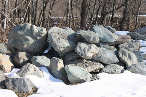 Kamenclub.ru: Гранит скальник (серо-зеленый) фр. 500-1500 мм.  купить в Петрозаводске гранит мрамор  серый зеленый темно-серый глыба скальная колотая ландшафтная 7 500 руб/т   фото КАМЕНЬ КЛУБ