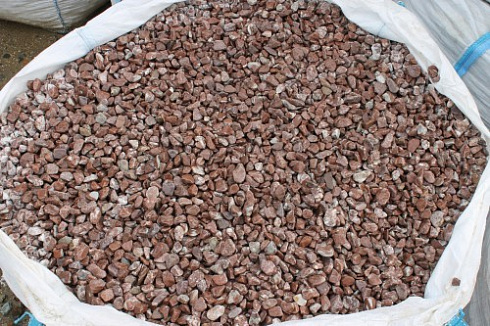 Kamenclub.ru: Мраморная крошка (щебень галтованный розовый) фр.10-20 мм.  купить в Петрозаводске мрамор розовый, красный ландшафтный декоративный окатанный округлый щебень 15000 руб/т   фото КАМЕНЬ КЛУБ