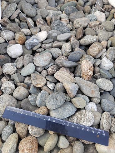 Kamenclub.ru: Галька речная окат (пестрая) фр. 20-40 мм. купить  в Петрозаводске галька речная пестрая, серая, серые оттенки галька речная окатанная округлая 5000 руб/т   фото КАМЕНЬ КЛУБ