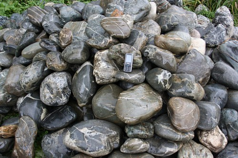 Kamenclub.ru: Валунчик Паутинник фр.100-300 мм  купить в Петрозаводске крупный природный камень галечник темно-серый с прожилками белый черный речной валунчик 5000 руб/т   фото КАМЕНЬ КЛУБ