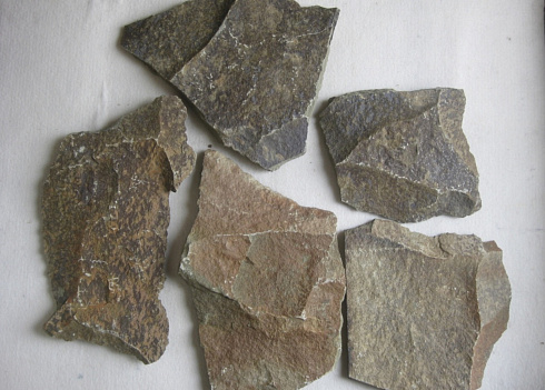 Kamenclub.ru: Песчаник пластушка "фонтанка" серо-зеленая (3,0-5,0 см)  купить в Петрозаводске песчаник серо-зеленая колотые плитки облицовочные пластушки 11400 руб/м3   фото КАМЕНЬ КЛУБ