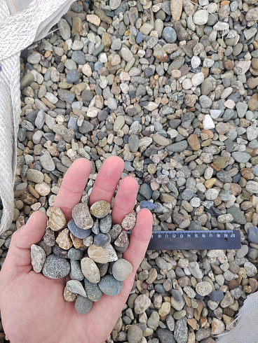 Kamenclub.ru: Галька речная окат (серая) фр.10-20 мм купить  в Петрозаводске галька речная серая, серый, темно-серый, светло-серый, коричневый ландшафтная декоративная речная окатанная округлая галька 5000 руб/т   фото КАМЕНЬ КЛУБ