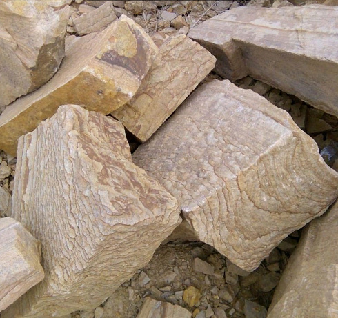 Kamenclub.ru: Песчаник пластушка желтый с рисунком (7-15 см)  купить в Петрозаводске плитняк - пластушка - бут желтый песчаник 10200 руб/м3   фото КАМЕНЬ КЛУБ