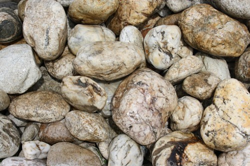 Kamenclub.ru: Кварцевый валунчик фр.100-300 мм.  купить в Петрозаводске кварц белый, бежевый молочный рыжий крупный природный камень галечник 7850 руб/т   фото КАМЕНЬ КЛУБ