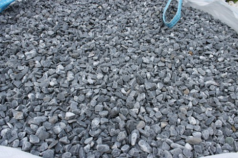 Kamenclub.ru: Щебень галтованный черный (мрамор) фр.10-20 мм.  купить в Петрозаводске мрамор черный с белыми прожилками, черный, белый окатанный округлый ландшафтный декоративный щебень 15000 руб/т   фото КАМЕНЬ КЛУБ