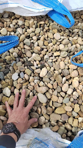 Kamenclub.ru: Галька речная окат рыжая фр. 20-40 мм. купить  в Петрозаводске галька речная окатанная рыжая желтая серая округлая речная галька 5000 руб/т   фото КАМЕНЬ КЛУБ