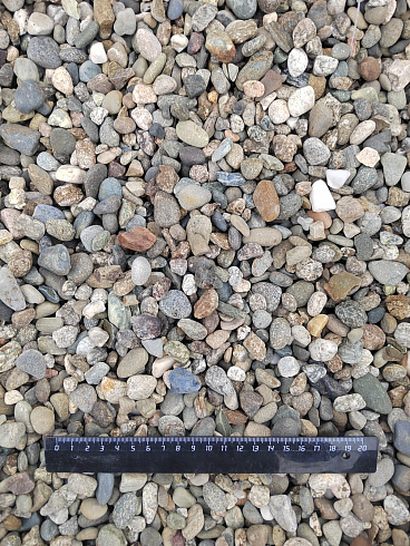 Kamenclub.ru: Галька речная окат (серая) фр.10-20 мм купить  в Петрозаводске галька речная серая, серый, темно-серый, светло-серый, коричневый ландшафтная декоративная речная окатанная округлая галька 5000 руб/т   фото КАМЕНЬ КЛУБ