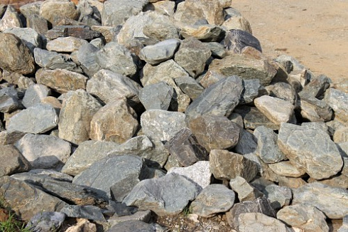 Kamenclub.ru: Гранит скальник (серо-зеленый) фр. 100-500 мм.  купить в Петрозаводске гранит зеленый, серый, салатовый крупный ландшафтный валун 6 000 руб/т   фото КАМЕНЬ КЛУБ