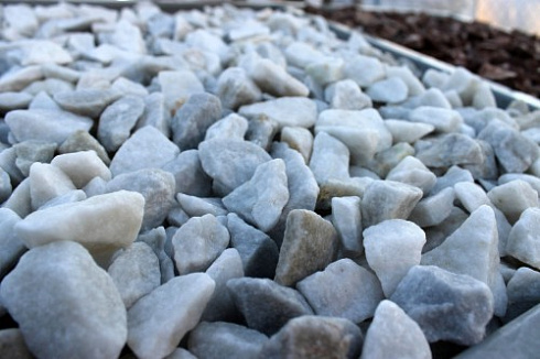 Kamenclub.ru: Мраморная крошка, щебень, цвет-белый,  фр. 20-40 мм.  купить в Петрозаводске мрамор белый молочный слоновая кость айвори  мраморная крошка ландшафтная 12000 руб/т   фото КАМЕНЬ КЛУБ