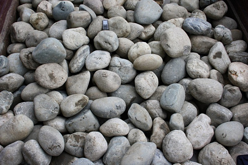 Kamenclub.ru: Темно-серый валунчик фр.100-300 мм.  купить в Петрозаводске крупный природный камень серый, темно-серый, светло-серый речная галька большого размера окатанная 4500 руб/т   фото КАМЕНЬ КЛУБ