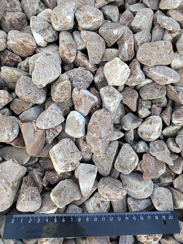 Kamenclub.ru: Мраморная крошка (щебень галтованный розовый) фр.20-40 мм.  купить в Петрозаводске мрамор розовый, красный оголтованный округлый щебень  15000 руб/т   фото КАМЕНЬ КЛУБ