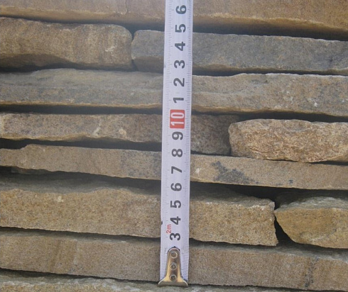 Kamenclub.ru: Песчаник пластушка желтый с разводом под дерево (2 см)  купить в Петрозаводске плитняк желтый с разводами, желтый, рыжий, серый песчаник пластушка рваная ландшафтная 11 000 руб/м3   фото КАМЕНЬ КЛУБ