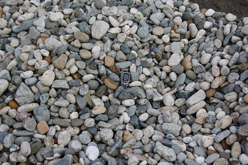 Kamenclub.ru: Галька речная окат (серая) фр.40-60 мм купить  в Петрозаводске галька речная серый бежевый рыжий коричневый округлый речной камень 5000 руб/т   фото КАМЕНЬ КЛУБ