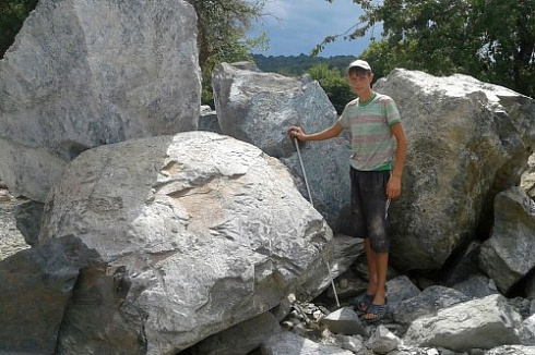 Kamenclub.ru: Змеевик скальник фр. 500-1500 мм.  купить в Петрозаводске змеевик зеленый серый черный глыба скальная колотая 7500 руб/т   фото КАМЕНЬ КЛУБ