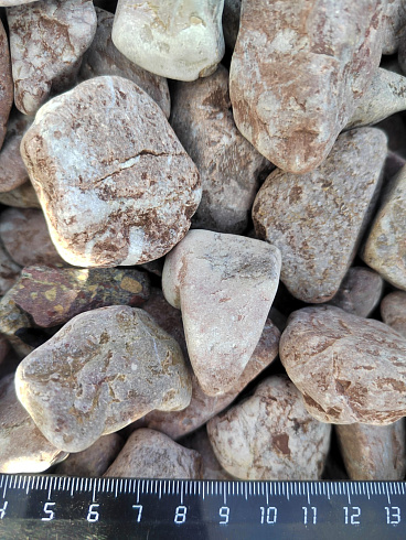 Kamenclub.ru: Мраморная крошка (щебень галтованный розовый) фр.20-40 мм.  купить в Петрозаводске мрамор розовый, красный оголтованный округлый щебень  15000 руб/т   фото КАМЕНЬ КЛУБ