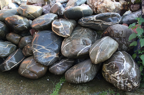 Kamenclub.ru: Валунчик Паутинник фр.100-300 мм  купить в Петрозаводске крупный природный камень галечник темно-серый с прожилками белый черный речной валунчик 5000 руб/т   фото КАМЕНЬ КЛУБ