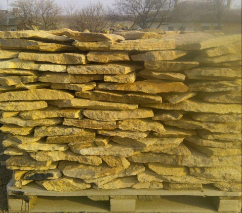 Kamenclub.ru: Песчаник пластушка "фонтанка" желтая (3,0 - 5,0 см)  купить в Петрозаводске песчаник желтая, рыжий, желтый песчаник колотый рваный со сколом облицовочный 16200 руб/м3   фото КАМЕНЬ КЛУБ