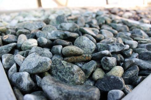 Kamenclub.ru: Щебень галтованный зеленый (змеевик) фр. 20-40 мм.  купить в Петрозаводске мрамор зеленый, салатовый оголтованный щебень мраморный 12500 руб/т   фото КАМЕНЬ КЛУБ