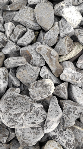 Kamenclub.ru: Щебень галтованный черный (мрамор) фр.40-70 мм.  купить в Петрозаводске мрамор черный с белыми прожилками, черный, белый щебень галтованный округлый 13500 руб/т   фото КАМЕНЬ КЛУБ