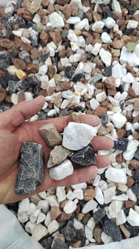 Kamenclub.ru: Мраморная крошка (щебень крошка микс : белый-черный-розовый) фр. 20-40 мм.  купить в Петрозаводске мрамор белый, черный, розовый декоративная ландшафтная крошка 12000 руб/т   фото КАМЕНЬ КЛУБ