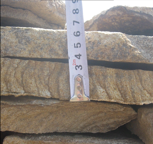 Kamenclub.ru: Песчаник пластушка желтый с рисунком (3 см)  купить в Петрозаводске песчаник желтый с рисунком, рыжий, желтый песчаник пластушка ландшафтная рваная 8 500 руб/м3   фото КАМЕНЬ КЛУБ