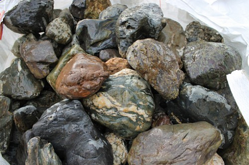 Kamenclub.ru: Ландшафтные валунчики фр.100-500 мм.  купить в Петрозаводске крупный природный камень серый, темно-серый, светло-серый речной валун крупный 4800 руб/т   фото КАМЕНЬ КЛУБ