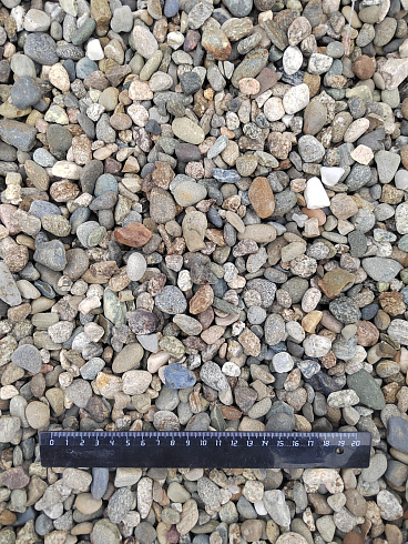 Kamenclub.ru: Галька речная окат (серая) фр.10-20 мм купить  в Петрозаводске галька речная серая, серый, темно-серый, светло-серый, коричневый ландшафтная декоративная речная окатанная округлая галька 5000 руб/т   фото КАМЕНЬ КЛУБ