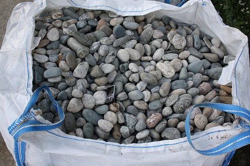 Kamenclub.ru: Галька речная окат (серая) фр.40-60 мм купить  в Петрозаводске галька речная серый бежевый рыжий коричневый округлый речной камень 5000 руб/т   фото КАМЕНЬ КЛУБ